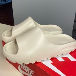 Yeezy Slide Bone Adidas (SEND OFFERS)